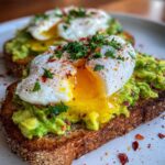 Avocado-Toast mit pochiertem Ei