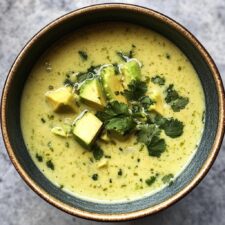 Köstliche Limonen-Kokosnuss-Suppe mit Avocado in 25 Minuten