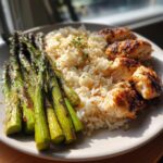 Chicken Scampi mit cremigem Knoblauch-Parmesan-Reis und gegrilltem Spargel