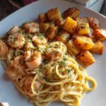 Cremige Lachs-Garnelen-Pasta mit Kräuterkartoffeln