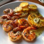 Gegrillte Garnelen mit Kräuterbutter und Kartoffelscheiben