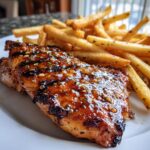 Gegrilltes Hähnchen mit Honig-Knoblauch-Glasur und Pommes