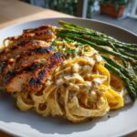 Hähnchen-Alfredo-Pasta mit gegrilltem Spargel