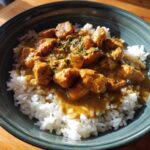 Hähnchen und Reis mit Currysauce