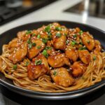 Klebrige Knoblauch-Hähnchen-Nudeln