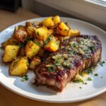 Knoblauchbutter-Steak mit Bratkartoffeln