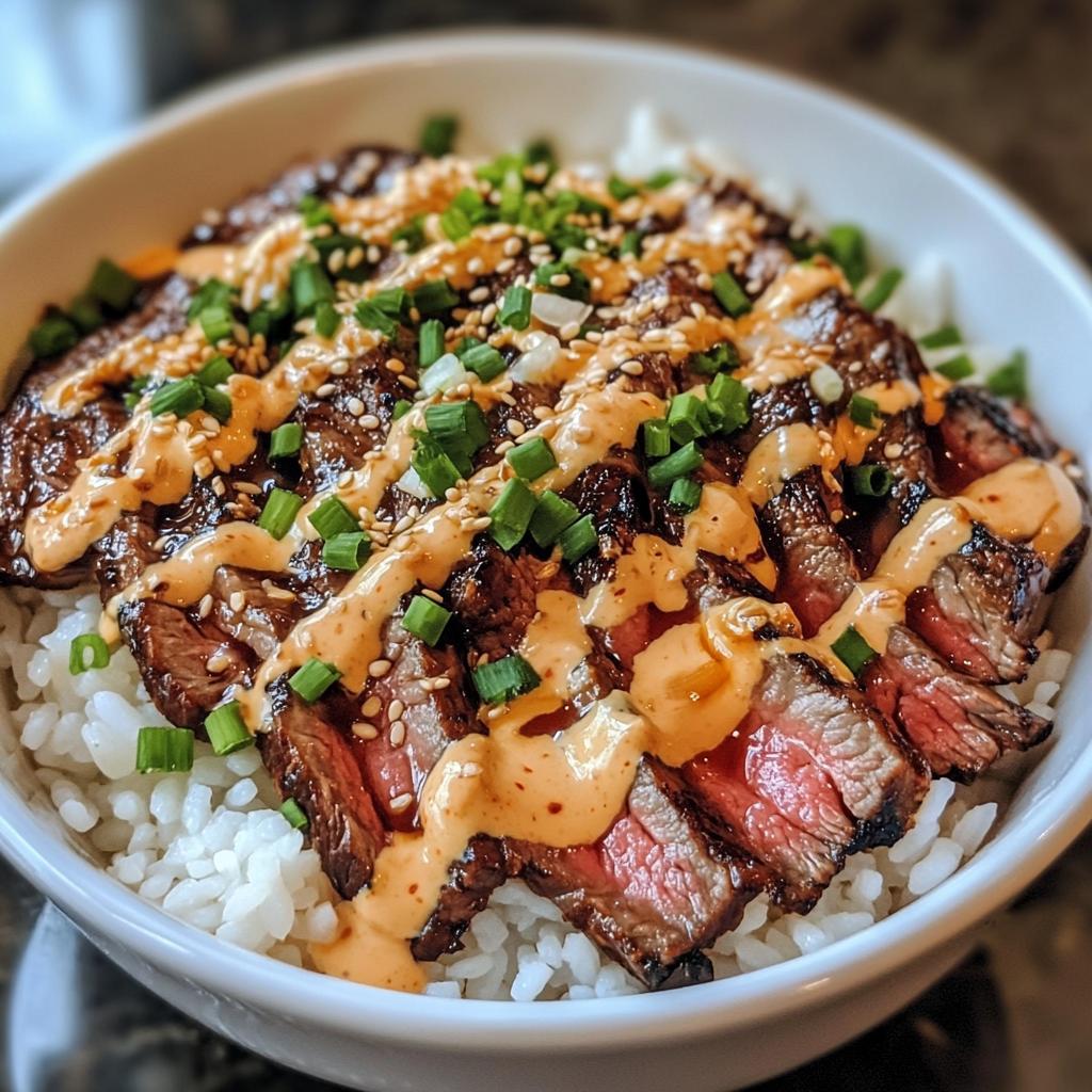 Koreanische BBQ-Steak-Reisschalen mit würziger Sahnesoße