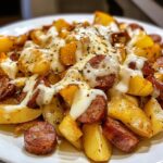 Käse-Ranch-Kartoffeln mit geräucherter Wurst und knusprigen Pommes
