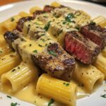 Käsiges Knoblauchbutter-Steak mit Rigatoni in Vier-Käse-Soße