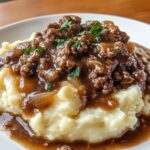 Rinderhackfleisch mit Bratensoße und Kartoffelpüree
