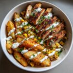 Street Corn Chicken Bowl mit würzigen Kartoffelspalten