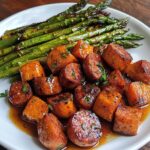 Wurst und Süßkartoffeln in Honig-Knoblauch-Soße mit gegrilltem Spargel