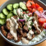 30-Minuten-Lamm-Gyros-Bowls mit traumhafter cremiger Sauce