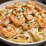 Cremige Lachs-und-Garnelen-Alfredo