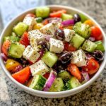 Erfrischender Griechischer Bauernsalat mit Feta und Oliven