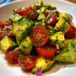 Frischer Avocadosalat mit Limetten-Honig-Dressing