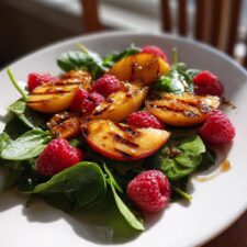 Gegrillter Pfirsichsalat: Sommerliche Köstlichkeit in 15 Minuten