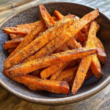 Knusprige Heißluftfritteuse Süßkartoffelpommes in 20 Minuten