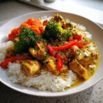 Hähnchen-Curry mit Basmatireis und Gemüse.