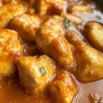 Hähnchen in Tomaten-Sahne-Sauce mit weichen Kartoffelgnocchi.