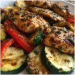 Mariniertes Hähnchenfilet mit Grillgemüse und Parmesan-Zucchini.