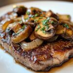 Ribeye-Steak mit Französischen Zwiebeln und Pilzen