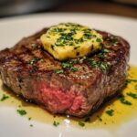 Saftiges Rindersteak mit Kräuterbutter