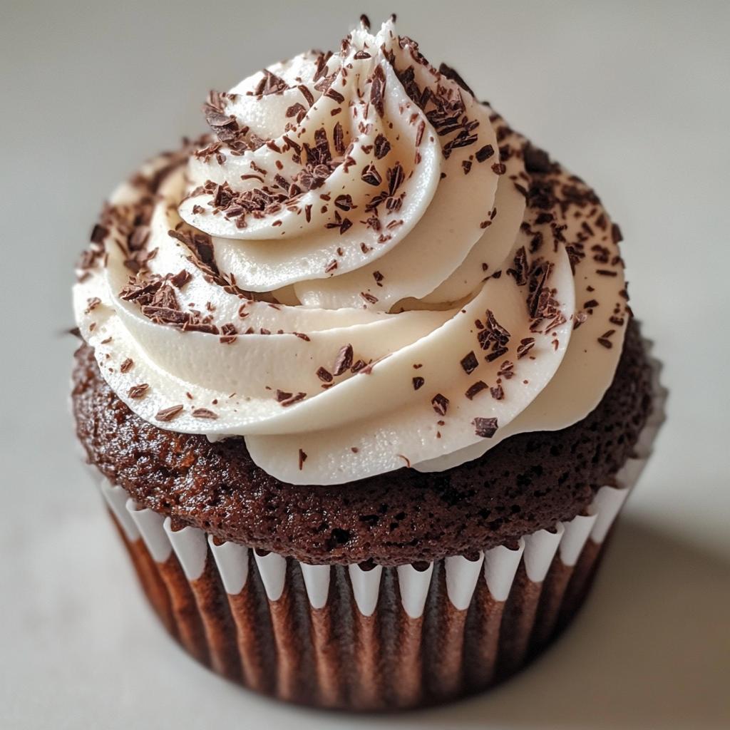 Schokoladen-Cupcakes mit Sahne