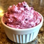 Unwiderstehlicher Preiselbeer-Frischkäse-Dip, den Gäste lieben