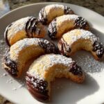 Vanillekipferl mit Schokospitzen für leichte Süße.