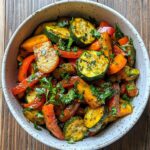 Vegetarische Gemüsepfanne mit Kurkuma und Kräutern