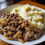 Weihnachtsessen mit würzigem Hackfleisch und Kartoffelpüree.