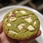 Weihnachtsplätzchen ausgefallene mit Matcha und weißer Schokolade.