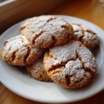 Weihnachtsplätzchen mit Zimt und braunem Zucker.