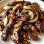 Zarte Rindfleischstreifen mit Zwiebeln