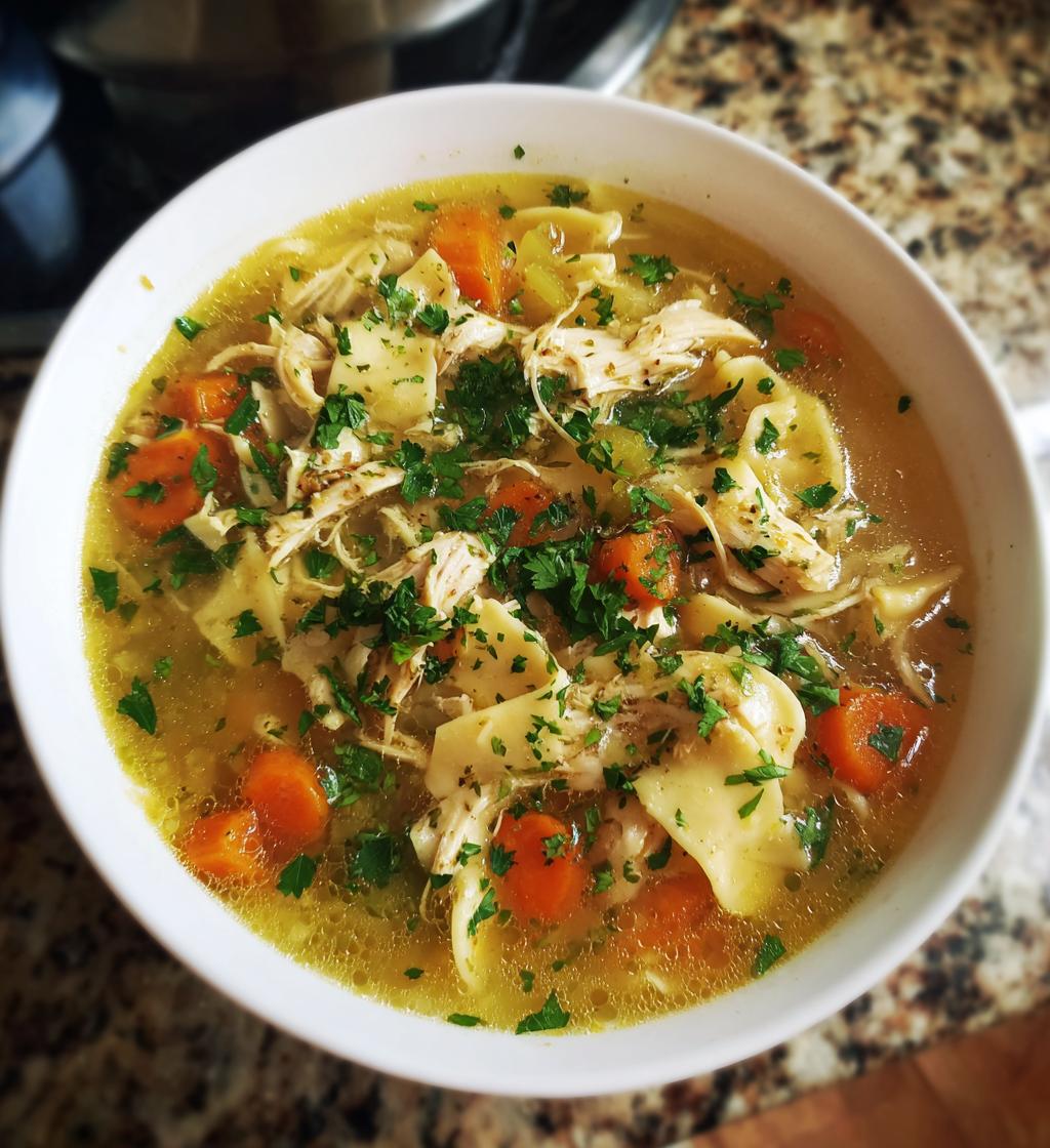 Hühnernudelsuppe mit Eiernudeln