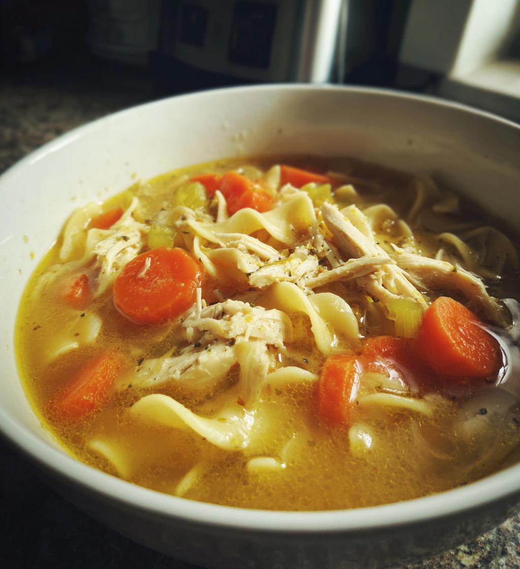 Hühnernudelsuppe mit Grillhähnchen
