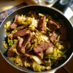 Corned Beef mit Kohl aus der Pfanne