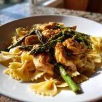 Zitronen-Knoblauch-Hähnchen mit Spargel und cremiger Schleifenpasta