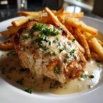 Gebratenes Hähnchenfilet in cremiger Knoblauchsauce, dazu Pommes frites