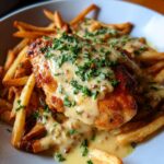 Gebratenes Hähnchenfilet in cremiger Knoblauchsauce mit Pommes und Kräutern