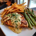 Gebratenes Hähnchenfilet mit cremiger Knoblauchsauce, Pommes und gegrilltem Spargel