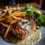 Saftiges Hähnchenfilet in Knoblauchrahmsauce mit Pommes und grünem Salat