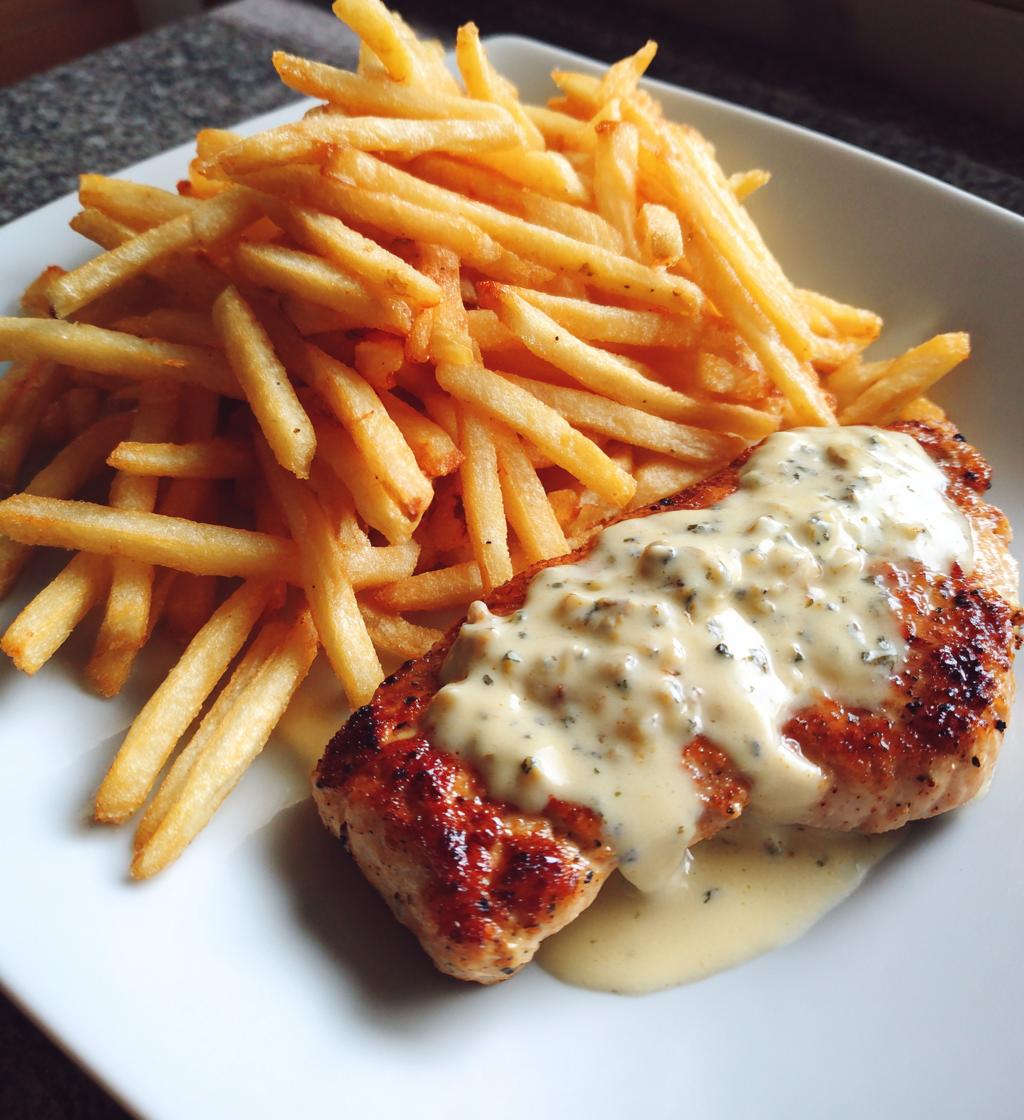 Zartes Hähnchenfilet in cremiger Knoblauchsauce mit goldenen Pommes frites
