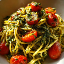 aufgegabelt rezepte: Einfache Spaghetti mit Pesto und Kirschtomaten