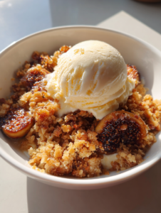feigen rezepte: Einfacher Feigen-Crumble mit cremigem Vanilleeis