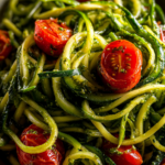 rezepte mit zucchini: einfache Zucchini-Nudeln mit Pesto und Kirschtomaten