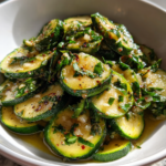 zucchini rezepte pfanne: köstliche Zucchini-Pfanne mit Knoblauch und Kräutern